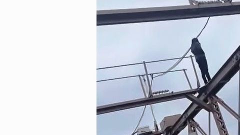 El suicida parado sobre una pequeña viga