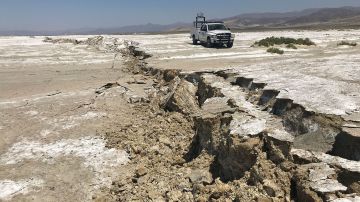 Un camión móvil del USGS escanea la ruptura de la superficie causada por el sismo en Ridgecrest en julio.