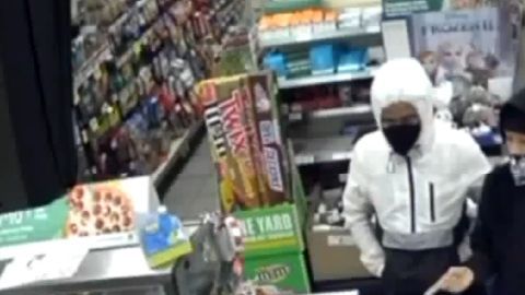 Cámara de vigilancia captó a los ladrones en un 7-Eleven en el Valle de San Fernando.