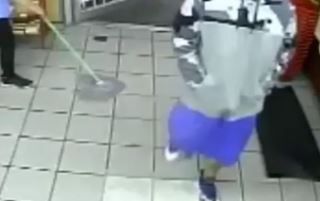 El sospechoso mide unos 6 pies y pesa unas 190 libras.