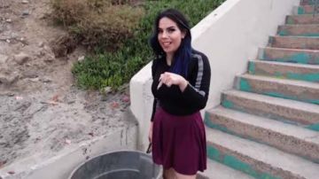 Lizbeth Rodríguez  se comió unos  "Cheetos" de un bote de basura en la playa.