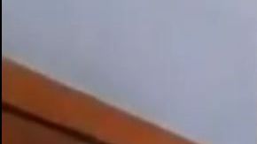 El sacerdote retó a varias mujeres que le reclamaron su actitud.