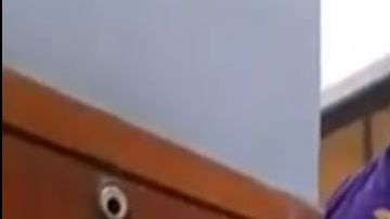 El sacerdote retó a varias mujeres que le reclamaron su actitud.