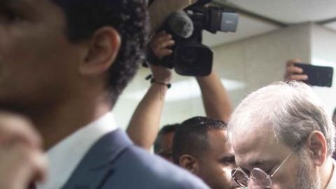 Salvatore afirmó que no se dio cuenta de que la ventana estaba abierta por problemas de visión.