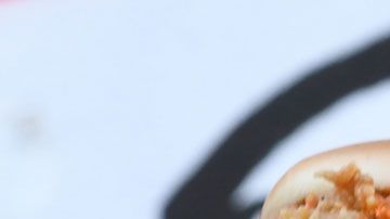 Los empleados le ofrecieron hacerle otro sándwich, pero la mujer no aceptó la oferta.