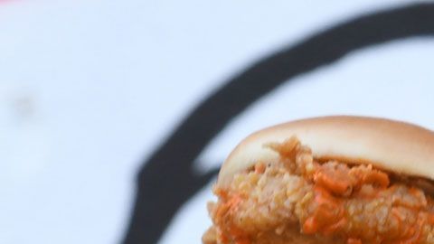 Los empleados le ofrecieron hacerle otro sándwich, pero la mujer no aceptó la oferta.