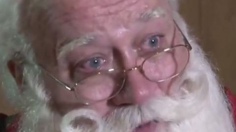 Aunque dudó seguir con su tradición, optó por regalarle felicidad a más niños.