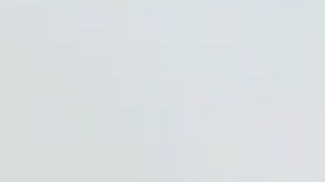 El momento cuando David Datuna llega a comer la obra de Maurizio Cattelan.