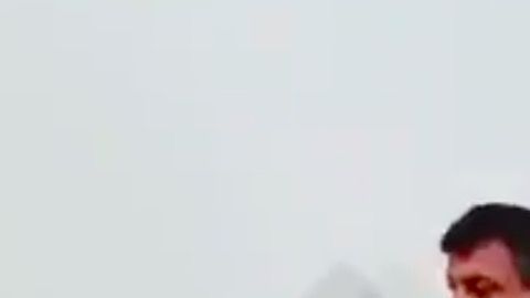 El momento cuando David Datuna llega a comer la obra de Maurizio Cattelan.