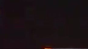 La mujer baleada es trasladada por paramédicos.