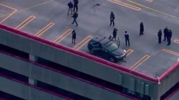 El auto fue hallado en el techo del estacionamiento.