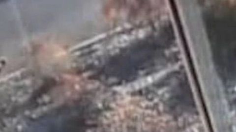 El hombre recogiendo el sobre con el dinero.