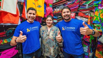 Sean y Ken Salas, los hermanos fundadores de Camino Financail con Julissa Plancarte Duarte, una de sus clientes./Cortesía