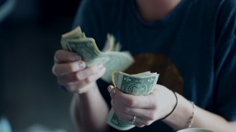 La mujer tenía la esperanza de que el dinero fuera un regalo.