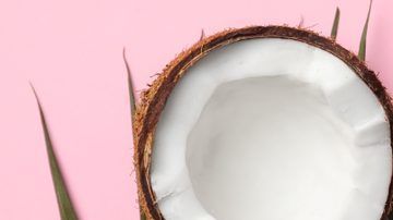 El aceite de coco es un gran aliado para la belleza de la piel y cabello.