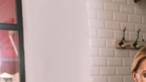 Muchos beneficios les dejará estar con alguien menor.