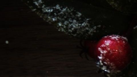 La niña descubrió al abrir el paquete de tarjetas una llamada de auxilio.