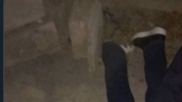 Sicarios del narco matan a policía por la espalda y frente a su esposa