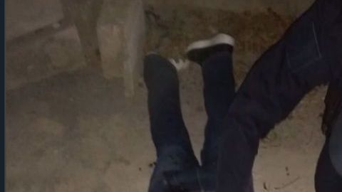 Sicarios del narco matan a policía por la espalda y frente a su esposa