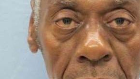 Willie Simmons tiene 62 años.