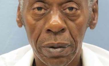 Willie Simmons tiene 62 años.