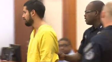 Arturo Solis, de 25 años, acudió con un traje de recluso amarillo.