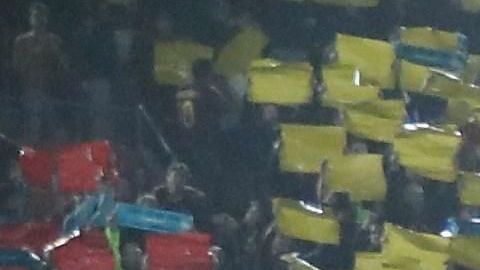 Miles de aficionados levantan pancartas y cartulinas en el estadio del Camp Nou minutos antes de que comience el partido  entre el Barcelona y el Real Madrid