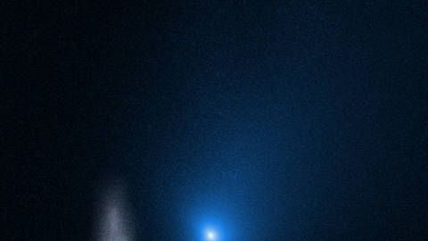 Estas dos imágenes capturan el cometa que aparece cerca de una galaxia de fondo (i) y poco después de su aproximación más cercana al Sol (d).