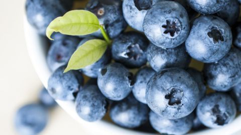 Consumir arándanos reducen el riesgo de enfermedades cardiovasculares, según algunos estudios.