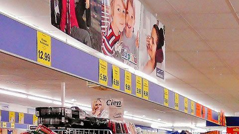 Después de hacer sus necesidades, el hombre salió de la tienda  se dirigió a un Starbucks.