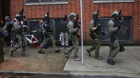 Agentes policiales arriban a la escena del tiroteo en Jersey City.