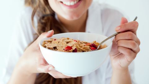 Productos como las bebidas energéticas, las mezclas de frutos secos y los alimentos procesados orgánicos, también resultan nocivos para perder peso.