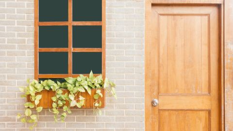 Aunque estén cerradas, el aire frío se puede filtrar por tus puertas y ventanas.