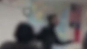 En los videos se puede observar al estudiante golpear al maestro.