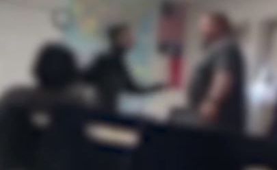 En los videos se puede observar al estudiante golpear al maestro.