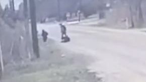 La víctima acaba de bajarse un autobús de Metro.