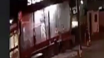 VIDEO: Sicario del narco mata a balazos a dos expolicías afuera de taquería