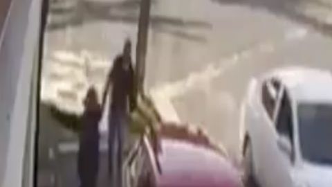 VIDEO: Sicarios del narco balean a hombre y su suegra en estado gobernado por exfutbolista