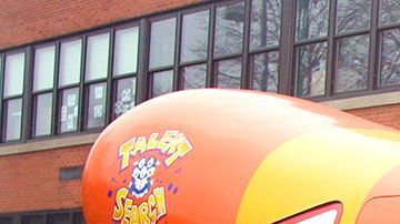 La empresa capacitará a la persona seleccionada para conducir el peculiar vehículo.