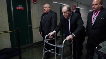 Harvey Weinstein abandona el tribunal penal de Manhattan con un andador.