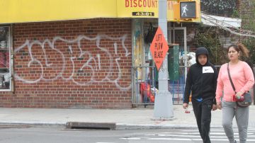 Símbolos de pandillas en una pared de Queens, Nueva York.