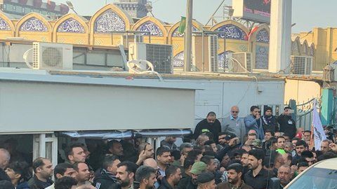 Miles salieron en Bagdad para el cortejo fúnebre de Qasem Soleimani.