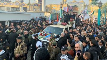 Miles salieron en Bagdad para el cortejo fúnebre de Qasem Soleimani.
