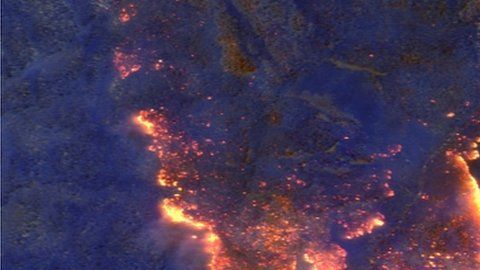 Una imagen satelital del sábado 4 de enero muestra cómo los incendios queman la costa de Osbrost