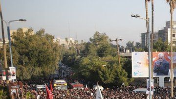 Una enorme multitud se reunió en Ahvaz, Irán, para recibir el cuerpo del general Soleimani.