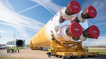 La primera etapa del cohete SLS salió de la fábrica en Nueva Orleans.