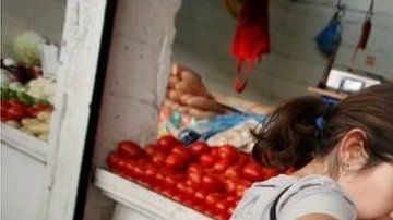 El gobierno de Ciudad de México busca que los consumidores lleven sus propias bolsas reutilizables para hacer sus compras.