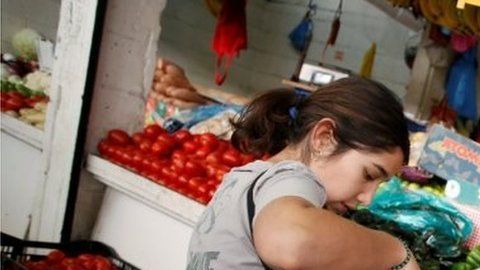 El gobierno de Ciudad de México busca que los consumidores lleven sus propias bolsas reutilizables para hacer sus compras.