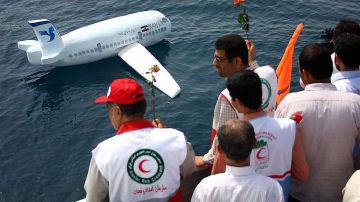 Los iraníes continúan homenajeando a las víctimas del avión derribado sobre el Golfo Pérsico en 1988.