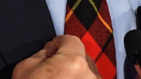 El símbolo apareció en la mano de Tom Steyer por primera vez a finales de 2017.